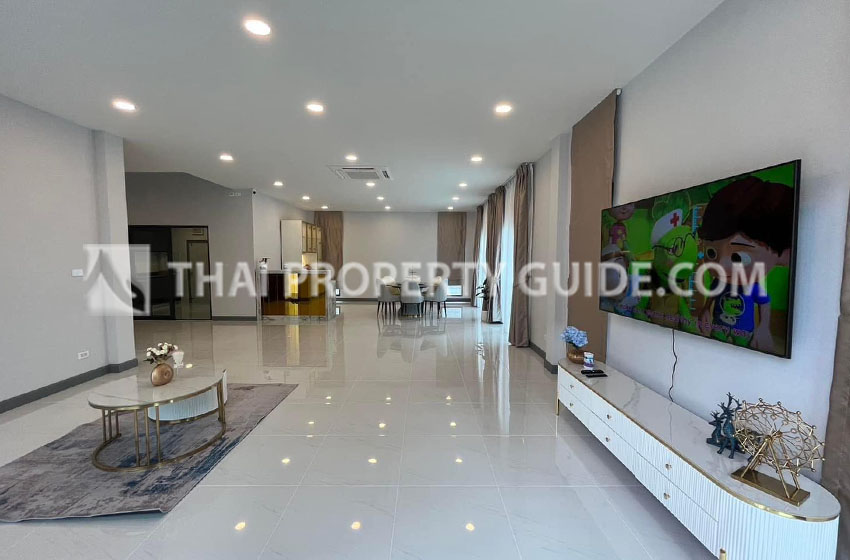 House with Shared Pool in Bangnatrad 